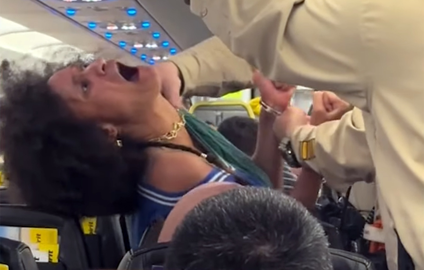 Τρελάθηκε γυναίκα σε πτήση, την έβγαλαν έξω σηκωτή &#8211; Βίντεο με τα ουρλιαχτά και τα ξεσπάσματά της