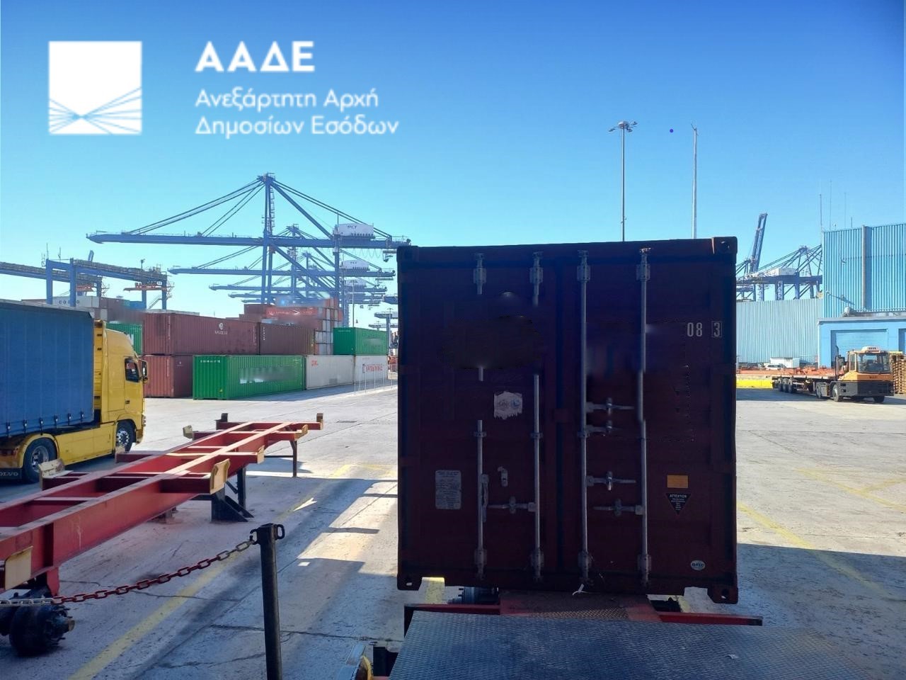 ΑΑΔΕ: Πάνω από 15.000 φιάλες ποτών με παραποιημένες συσκευασίες δεσμεύτηκαν στο λιμάνι του Πειραιά