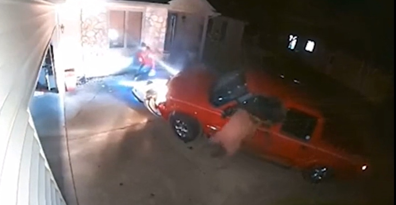 Τρομακτικό βίντεο: Φορτηγό πέφτει πάνω σε άντρα κι εκείνος απάντησε με πυροβολισμούς