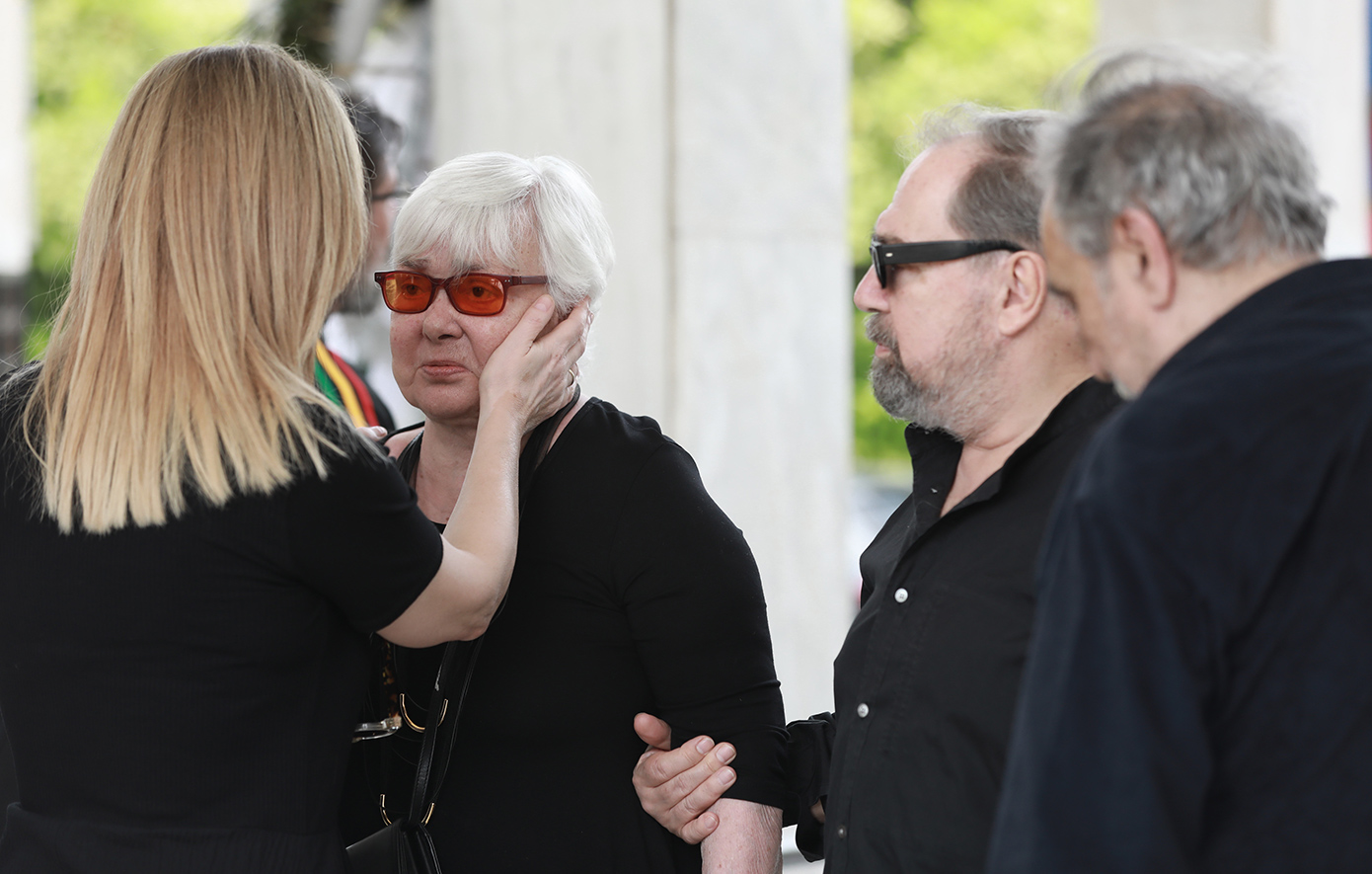 Η τρυφερή αγκαλιά της Μαρίνας Ψάλτη στην Ξένια Καλογεροπούλου στην κηδεία του Γιάννη Φέρτη