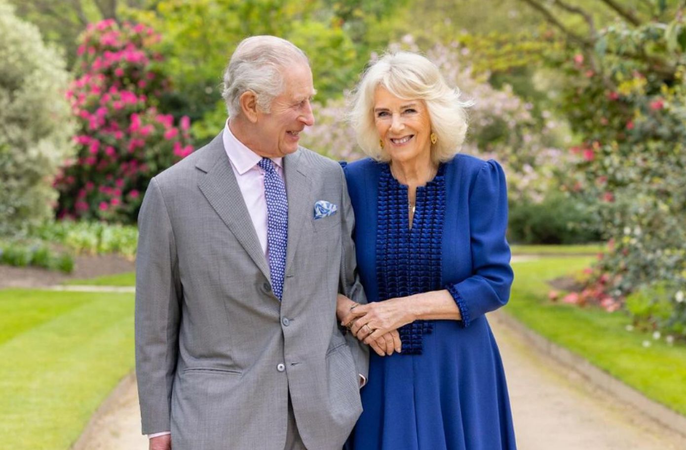 Κάρολος και Καμίλα ποζάρουν χαμογελαστοί – Ξαναπιάνει δουλειά ο βασιλιάς