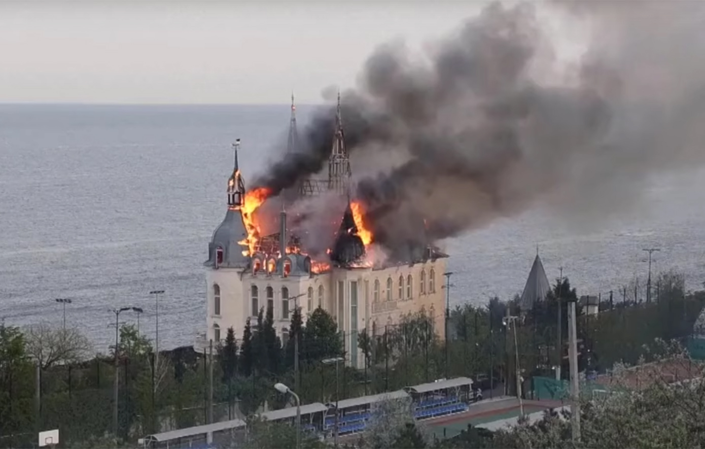 Καίγεται το εμβληματικό «κάστρο του Χάρι Πότερ» στην Οδησσό &#8211; Πέντε νεκροί
