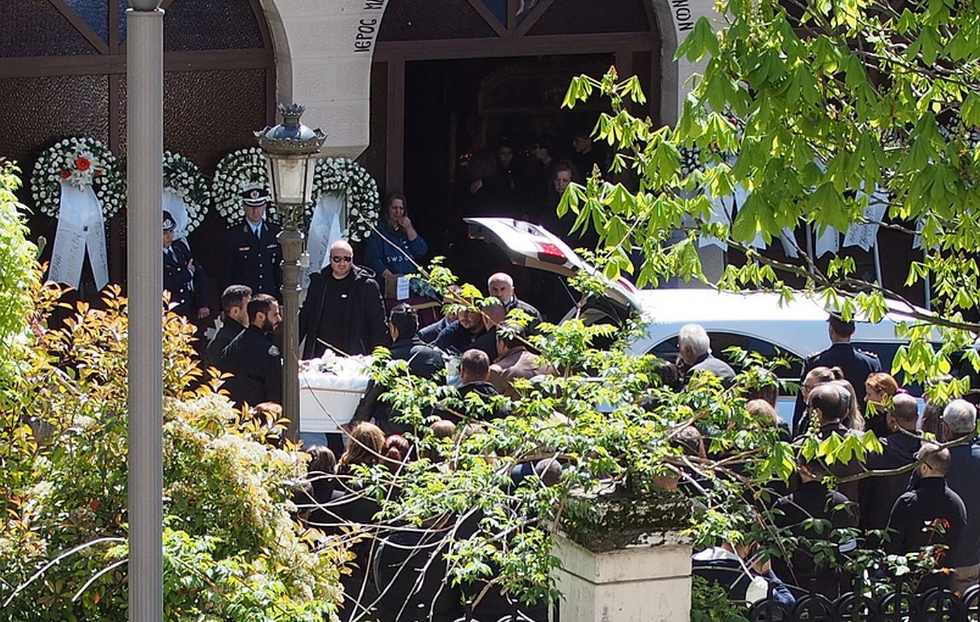 Θρήνος στην κηδεία του αστυνομικού που καταπλακώθηκε από κτίριο στον Πειραιά