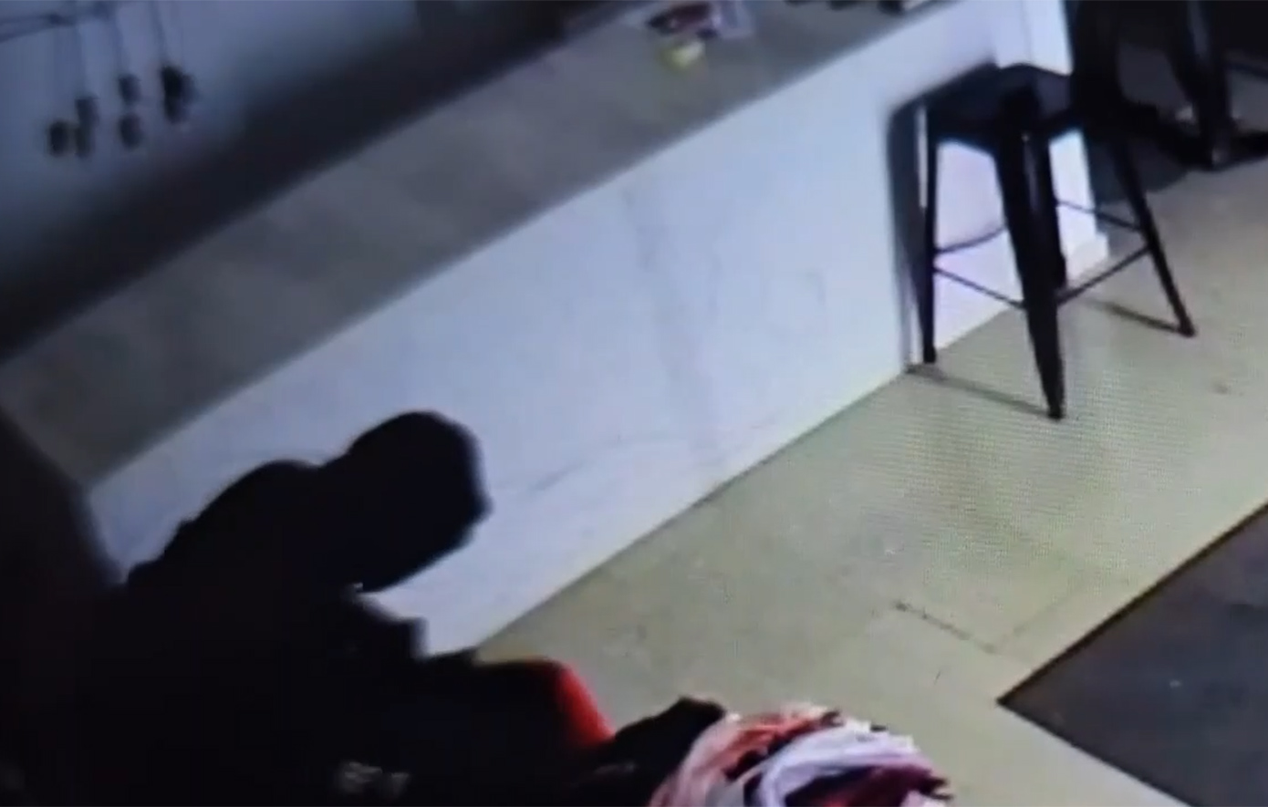 Βίντεο &#8211; ντοκουμέντο από τη διάρρηξη σε κατάστημα ρούχων στον Εύοσμο &#8211; Πετούσε τα κλοπιμαία όταν τον κυνήγησε φούρναρης