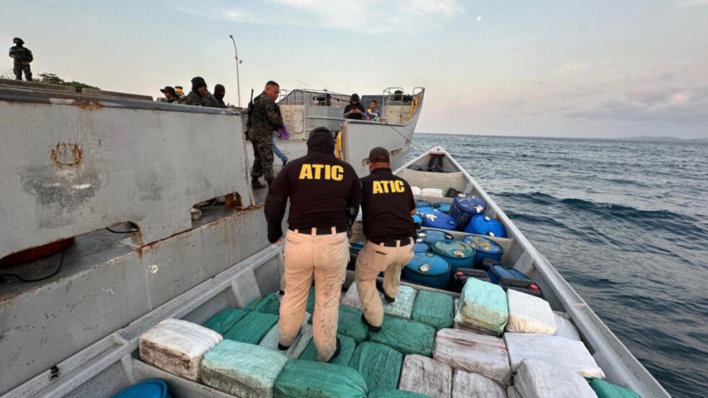 Κατάσχεσαν 2,7 τόνους κοκαΐνης στην Ονδούρα – Βρέθηκαν σε δύο πλεούμενα στη θάλασσα και στην παραλία