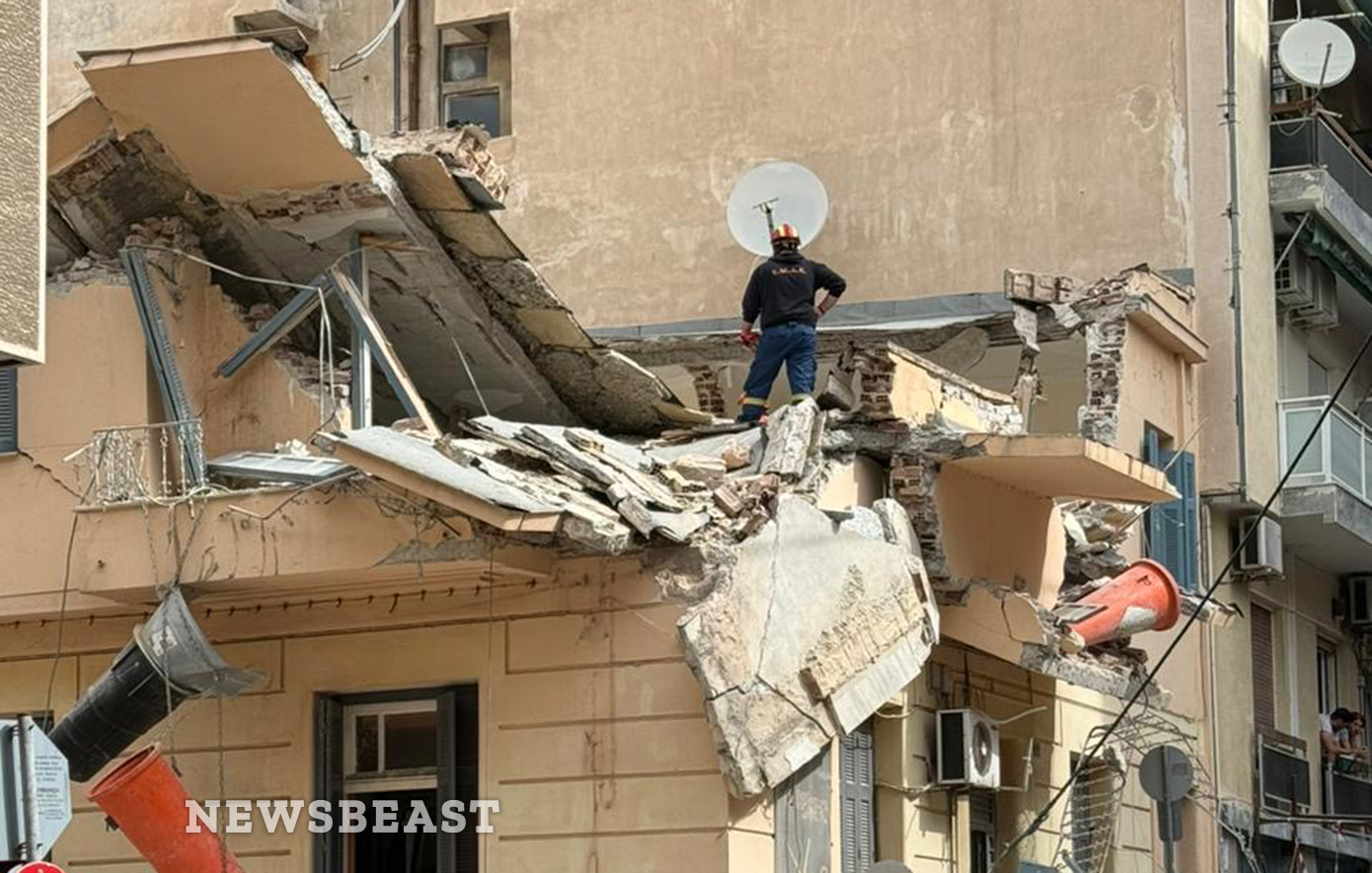 Νεκρός αστυνομικός από την κατάρρευση τμήματος κτιρίου στον Πειραιά &#8211; Φωτογραφίες από το σημείο της τραγωδίας