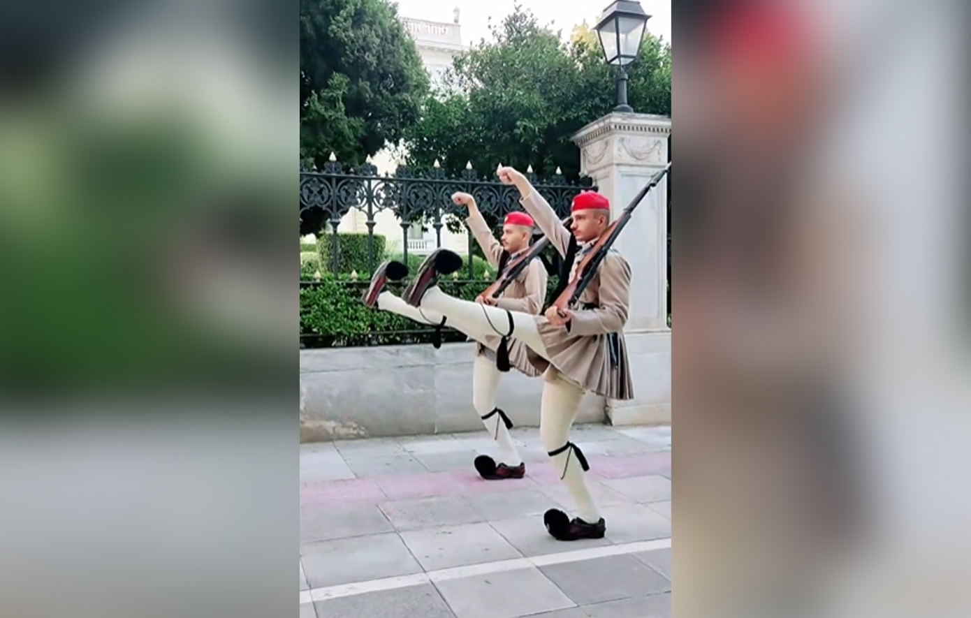 Βίντεο με την αλλαγή της Προεδρικής Φρουράς στην Αθήνα έγινε viral στο TikTok &#8211; «Είναι καταπληκτικό»