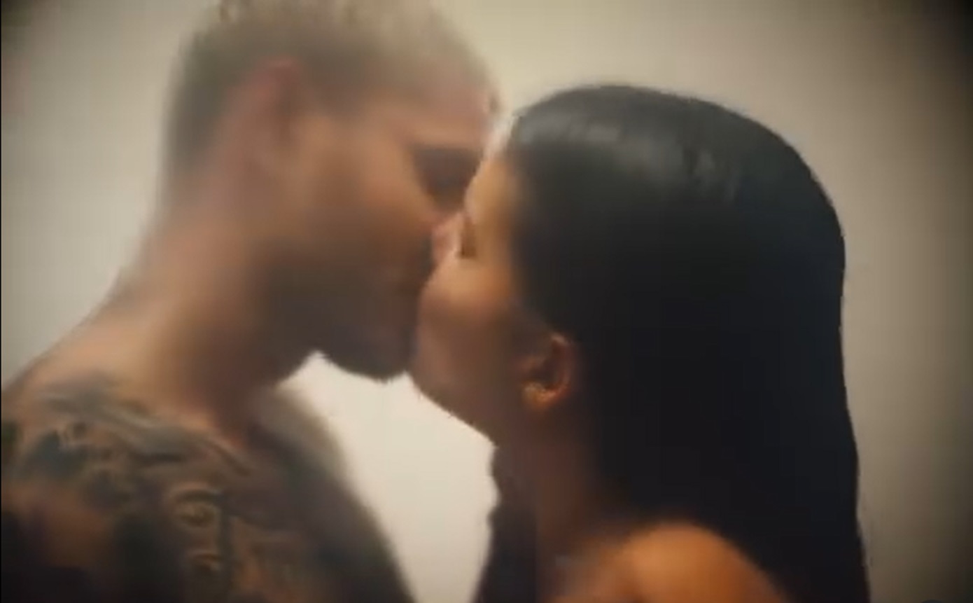 Νάρα και Ικάρντι φιλιούνται παθιασμένα στην ντουζιέρα στο νέο της βίντεο κλιπ