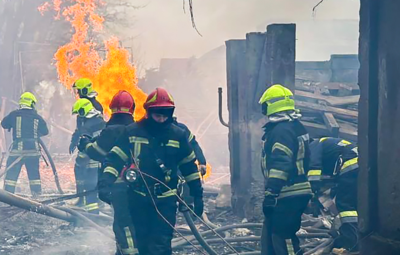 Πυρκαγιά σε πολυσύχναστη αγορά έπειτα από αναφορές για καταρρίψεις drones στην περιφέρεια Κουρσκ