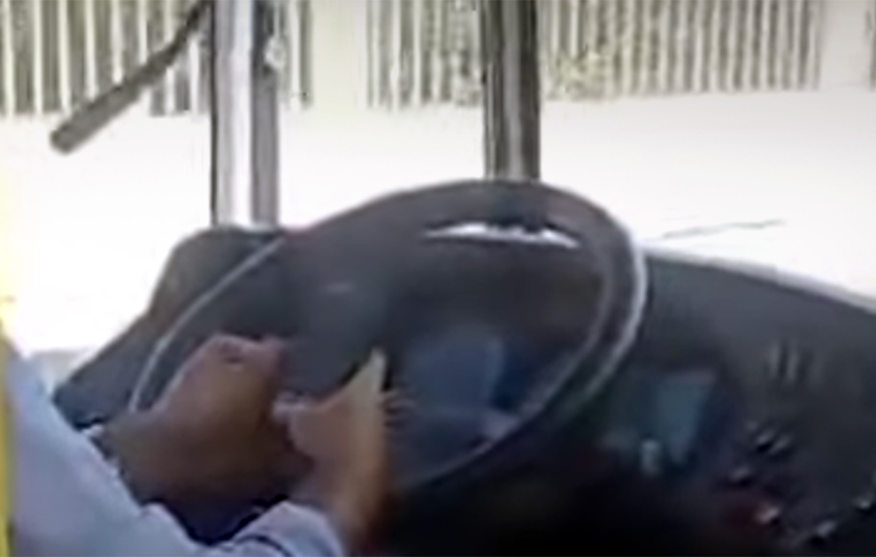 Με το κινητό στα χέρια οδηγός λεωφορείου στα Χανιά, την ώρα που εκτελεί δρομολόγιο