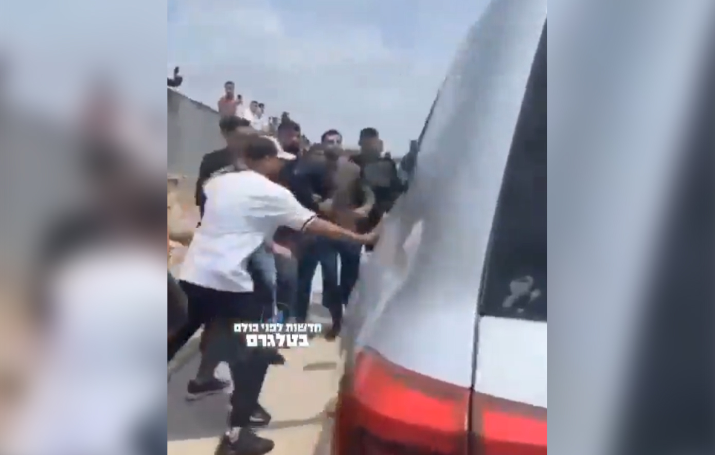 Σκηνές χάους στη Δυτική Όχθη: Παλαιστίνιοι φοιτητές λιθοβόλησαν αυτοκίνητα Ευρωπαίων διπλωματών