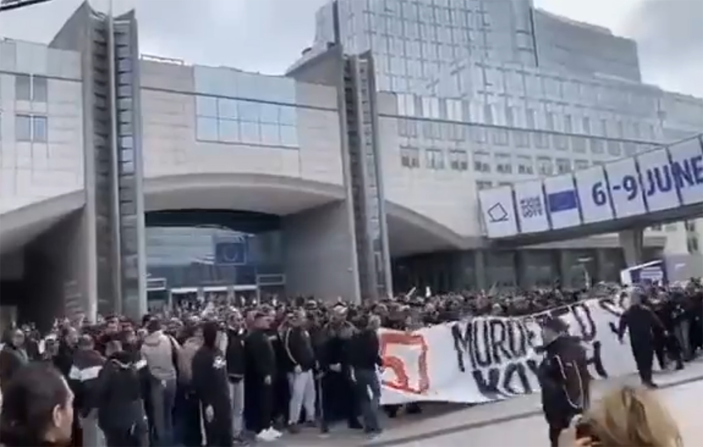Οπαδοί του ΠΑΟΚ άνοιξαν πανό για τα Τέμπη έξω από το Ευρωκοινοβούλιο