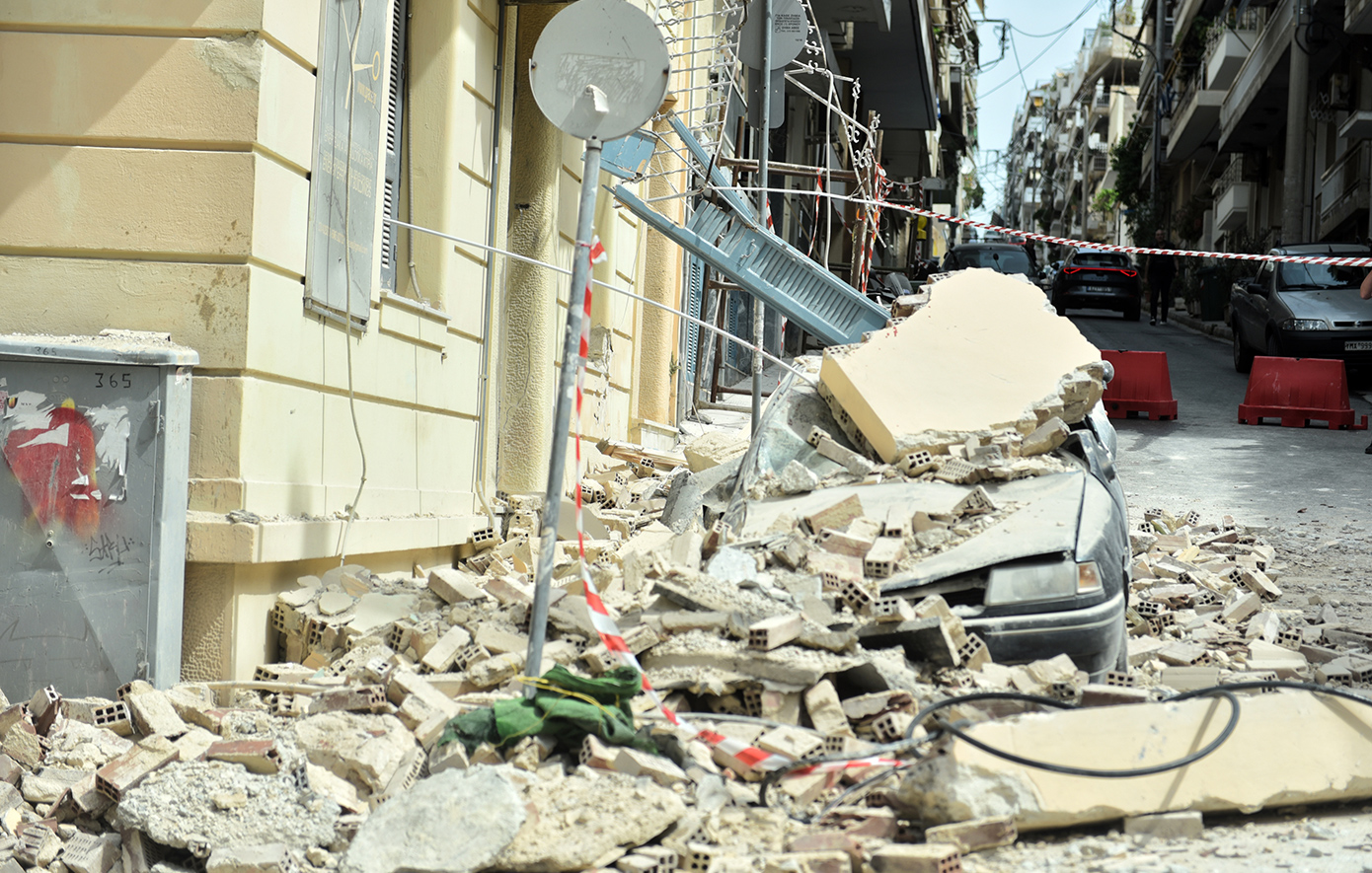 Εννιά οι συλλήψεις για την κατάρρευση κτιρίου στον Πειραιά &#8211; Θρήνος για τον 31χρονο αστυνομικό που σκοτώθηκε