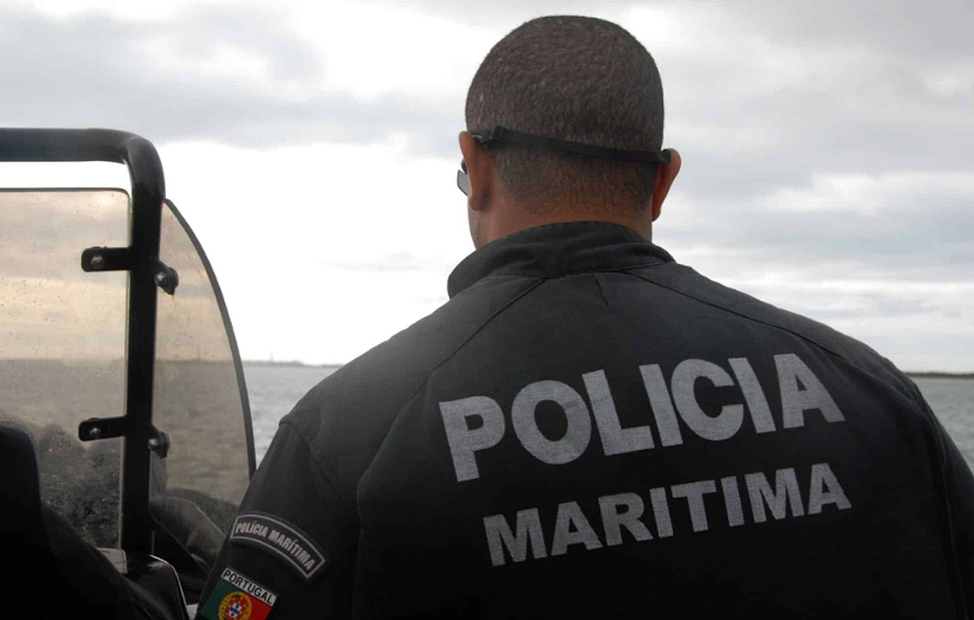 Τέσσερις άνθρωποι, μεταξύ τους ένας 12χρονος, αγνοούνται έπειτα από ναυάγιο σκάφους στα ανοιχτά των ακτών της Πορτογαλίας