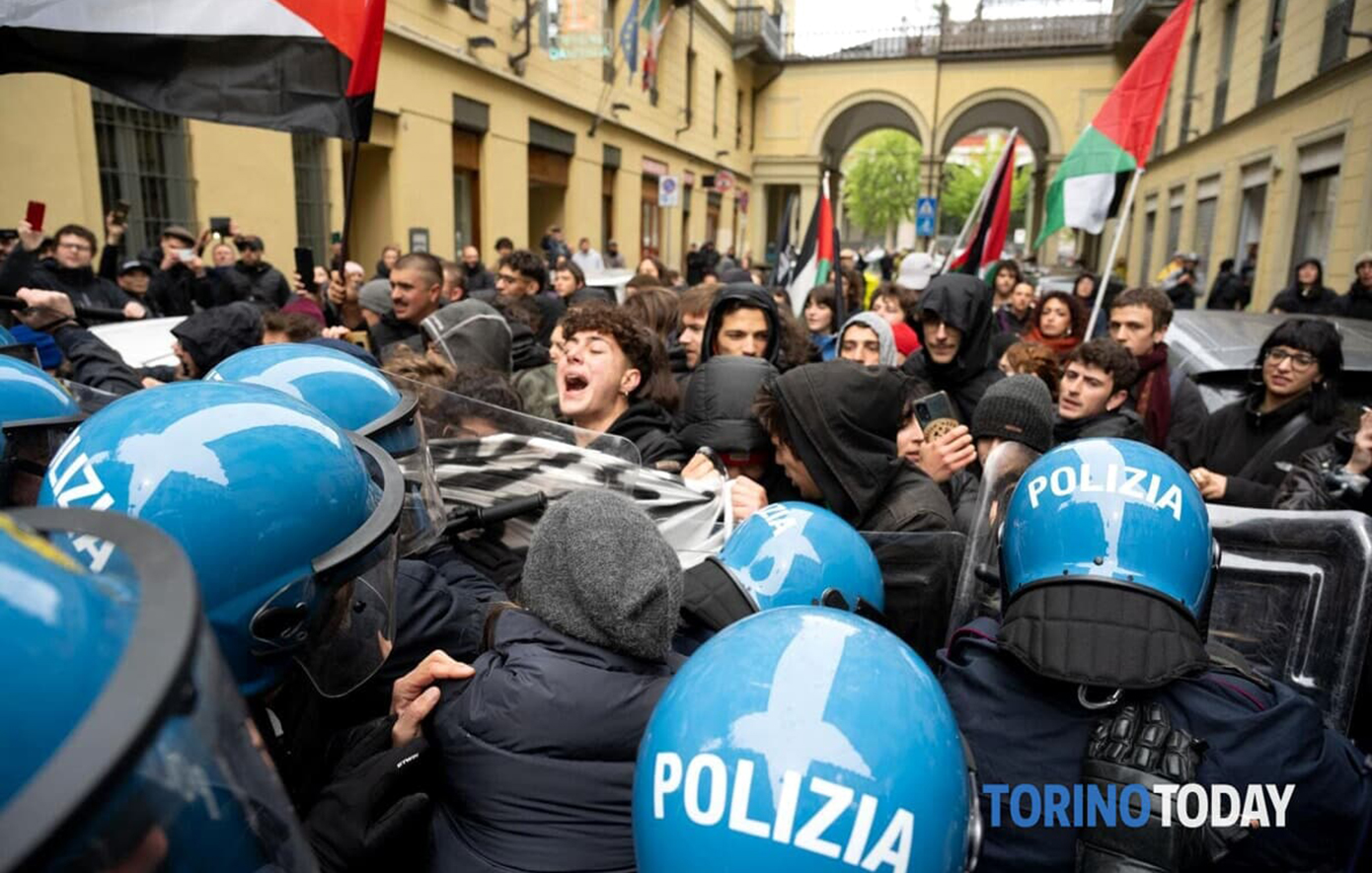 Χάος στο Τορίνο &#8211; Άγρια επεισόδια μεταξύ αστυνομικών και φοιτητών που διαδήλωναν υπέρ της Παλαιστίνης