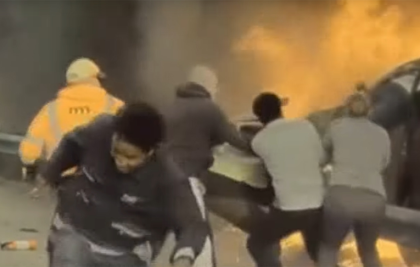 H δραματική διάσωση ανθρώπου από φλεγόμενο αυτοκίνητο σε ένα συγκλονιστικό βίντεο