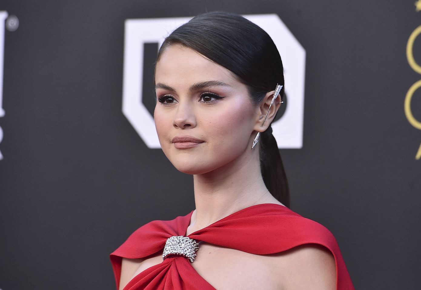 Butter nails: H Selena Gomez έκανε το πιο περιζήτητο μανικιούρ της άνοιξης