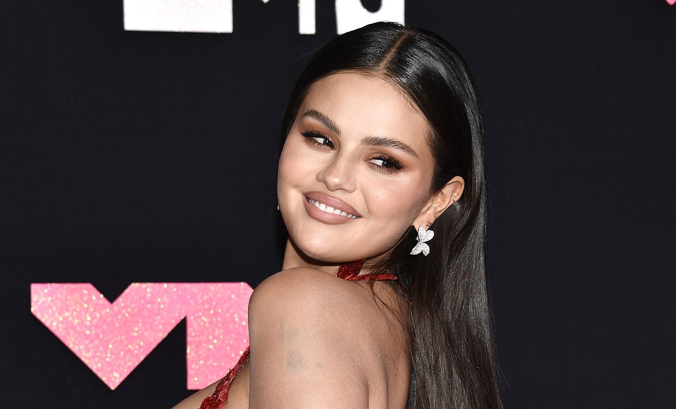 Η Selena Gomez δείχνει πώς να τονίσετε τις κάτω βλεφαρίδες σας με mascara και ένα ακόμα beauty tool