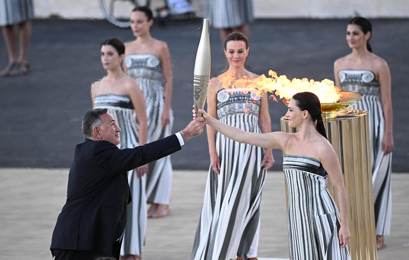 Η επιβλητική τελετή παράδοσης της Ολυμπιακής Φλόγας στο Καλλιμάρμαρο – Δείτε φωτογραφίες και βίντεο