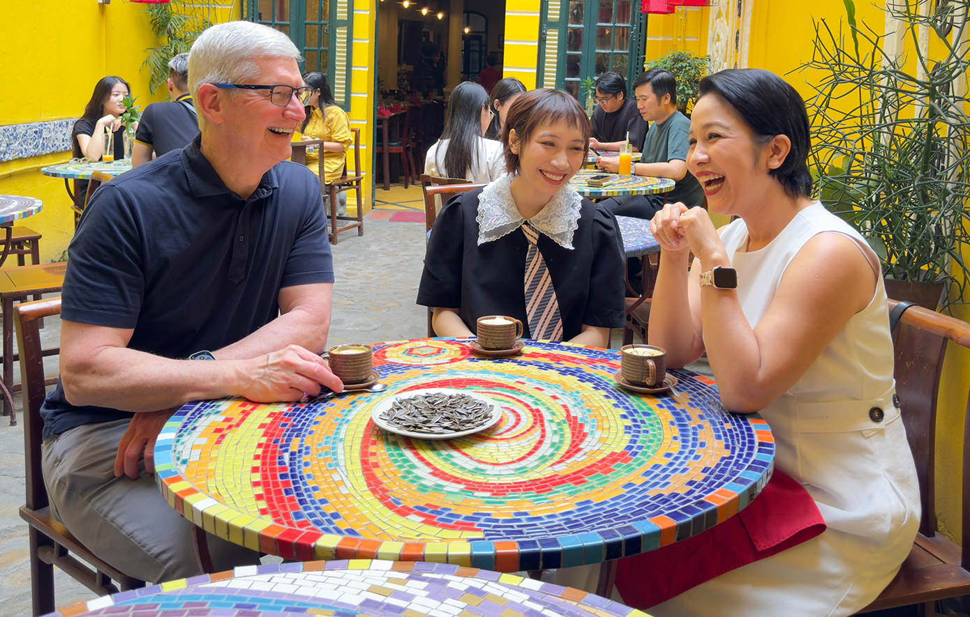 Το ταξίδι του Τιμ Κουκ της Apple στο Βιετνάμ, ένα από τα πιο σημαντικά κέντρα παραγωγής του iPhone