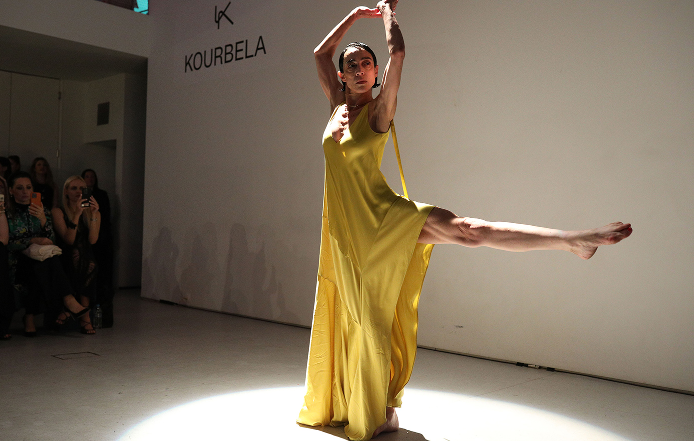 Η Έλενα Τοπαλίδου μαγνήτισε τα βλέμματα με τον χορό της στο σόου της Ιωάννας Κουρμπέλα