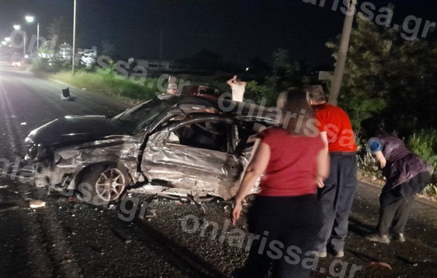 Τροχαίο με τέσσερις τραυματίες στη Λάρισα &#8211; Τα τρία αυτοκίνητα μετατράπηκαν σε άμορφη μάζα σιδερικών