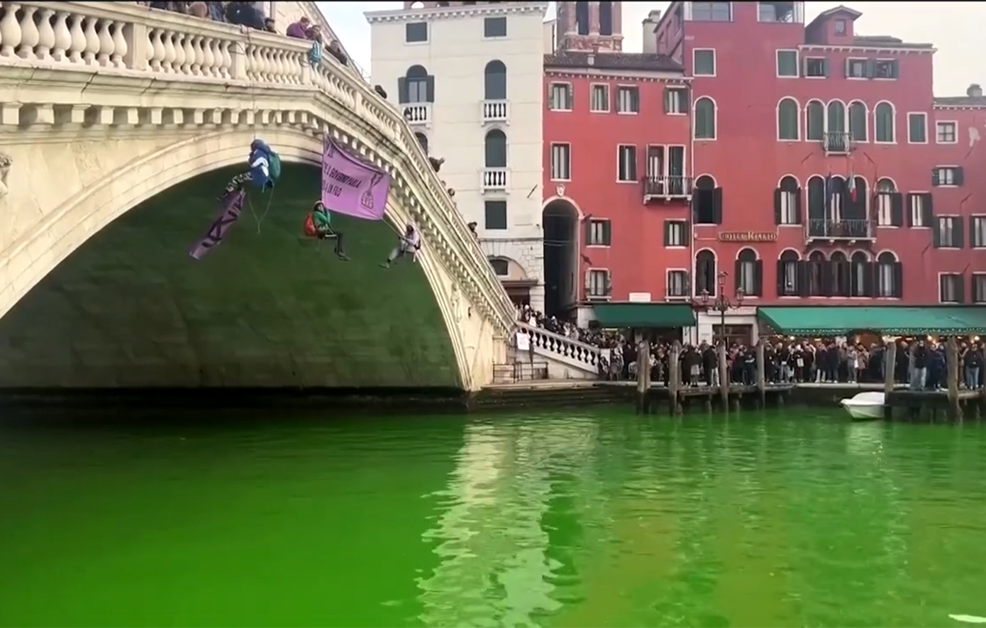 «Πράσινο και κόκκινο» το Μεγάλο Κανάλι της Βενετίας: «Ξαναχτύπησαν» ακτιβιστές