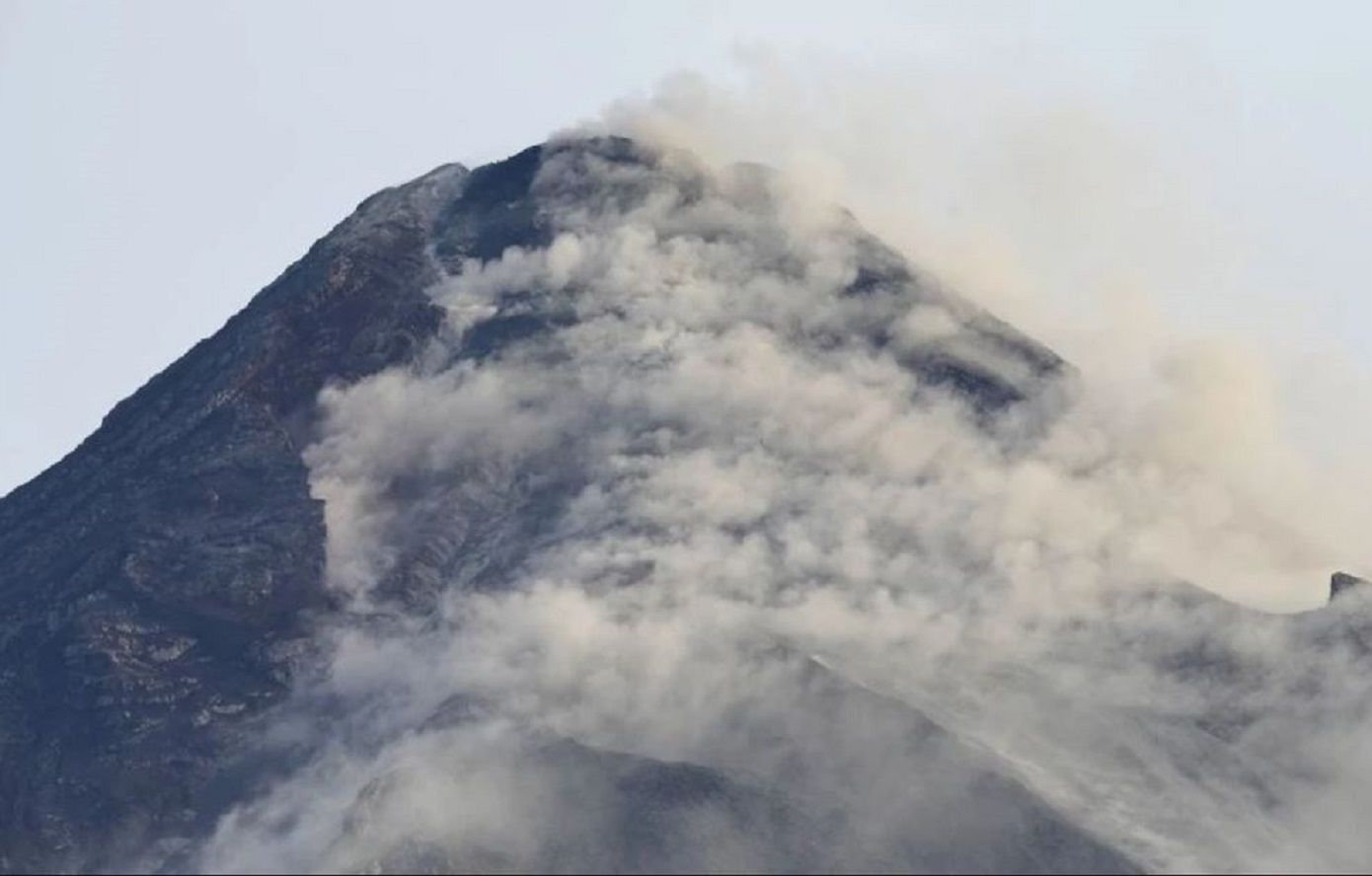 Τραγικό τέλος για τουρίστρια σε ηφαίστειο &#8211; Πόζαρε στον φακό του συζύγου και έπεσε στον κρατήρα