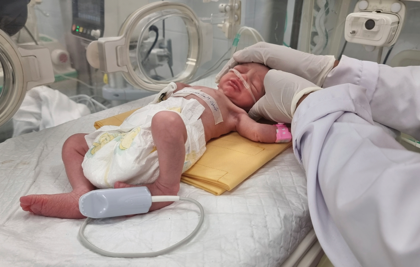 Κοριτσάκι γεννήθηκε με καισαρική μετά τον θάνατο της μητέρας του σε πλήγμα στη Ράφα &#8211; Βίντεο από τη στιγμή που έρχεται στον κόσμο