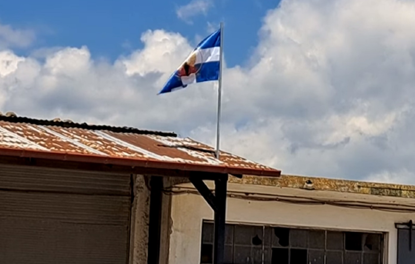 Ύψωσαν σημαία της Χούντας στον Αγροτικό Συνεταιρισμό Λαμίας – Δικογραφία, αντιδράσεις και υποστολή