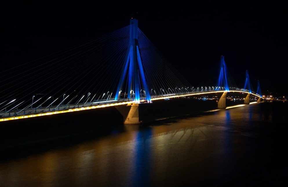 Φωταγωγήθηκε η Γέφυρα Ρίου &#8211; Αντιρρίου για την Ημέρα της Ευρώπης