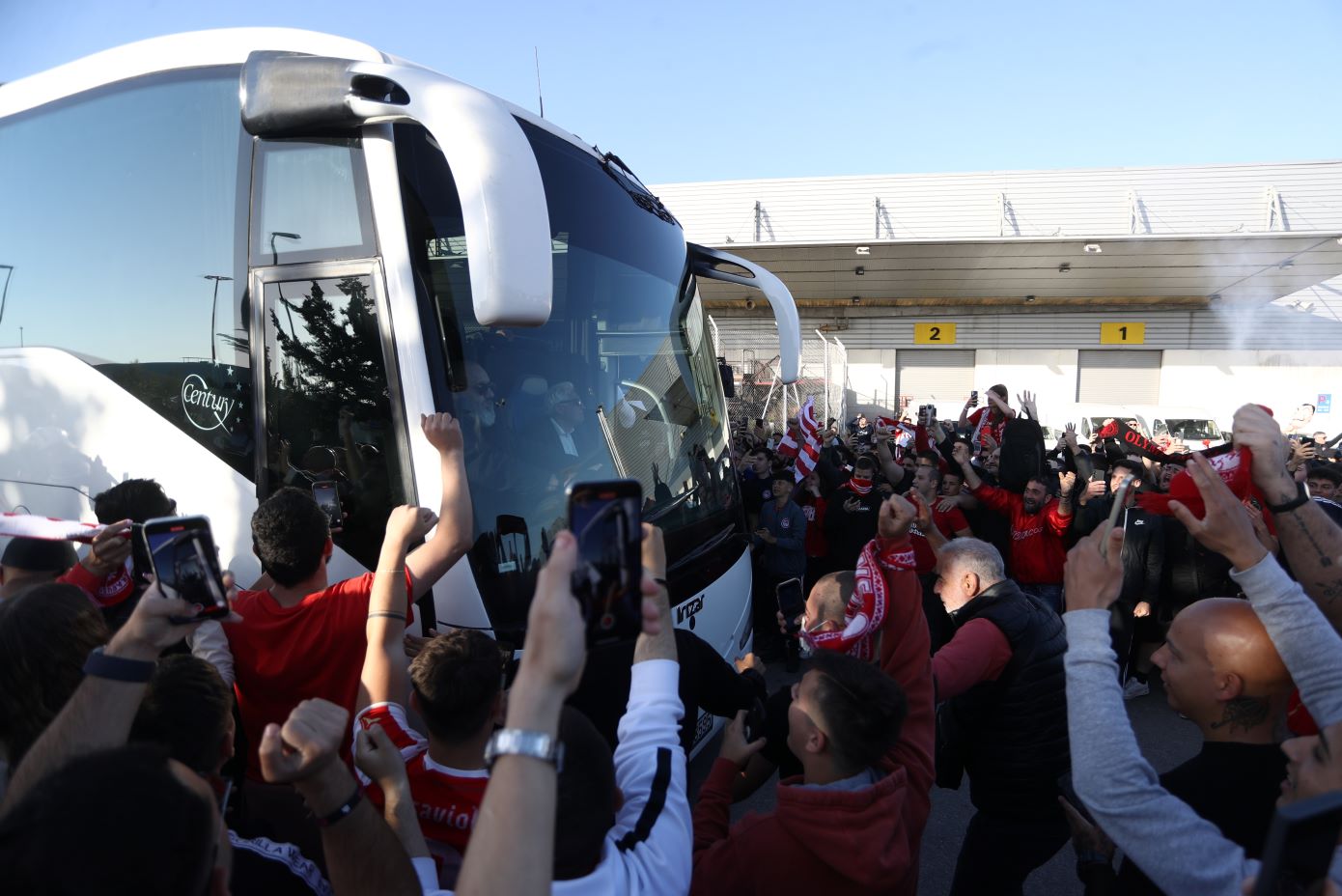 Μετά τον θρίαμβο η αποθέωση – Οι οπαδοί υποδέχτηκαν την αποστολή του Ολυμπιακού στο αεροδρόμιο