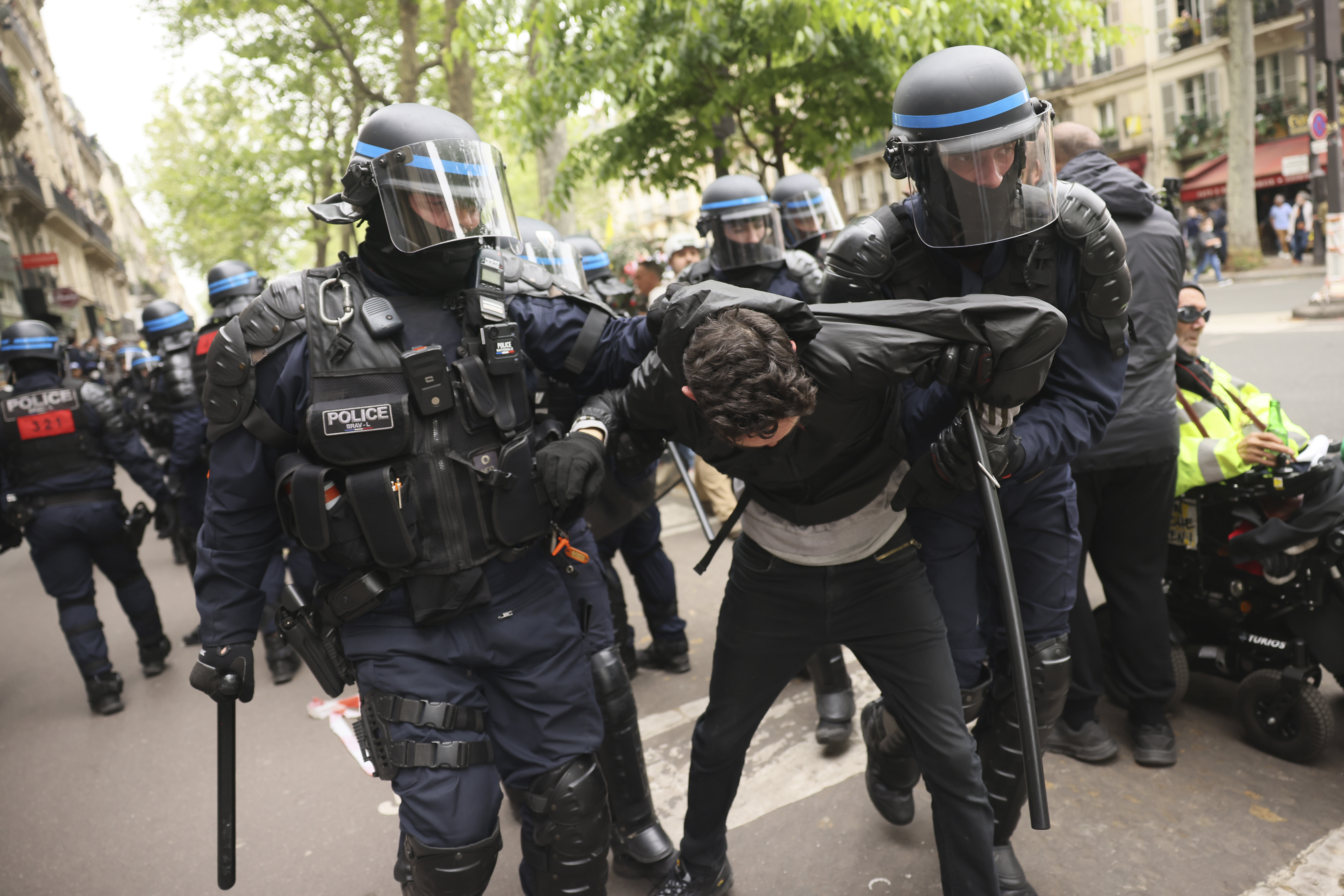 Επεισόδια στην πορεία της Πρωτομαγιάς στο Παρίσι – Δεκάδες συλλήψεις