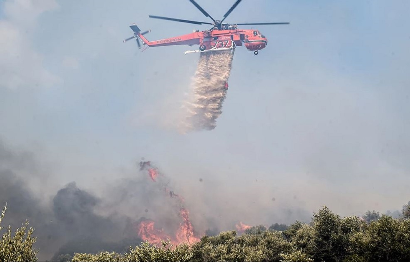 Φωτιά στην Προσύμνη Αργολίδας: Εναέρια μέσα στη μάχη με τις φλόγες – Η πυρκαγιά κατευθύνεται προς την Κορίνθια