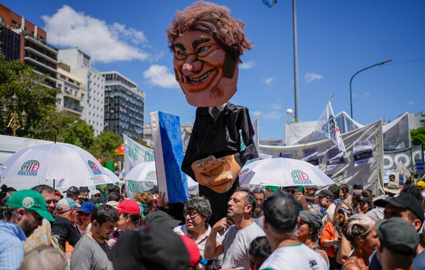 Ρολά κατεβάζει ξανά η Αργεντινή &#8211; Στους δρόμους οι πολίτες κατά του Μιλέι
