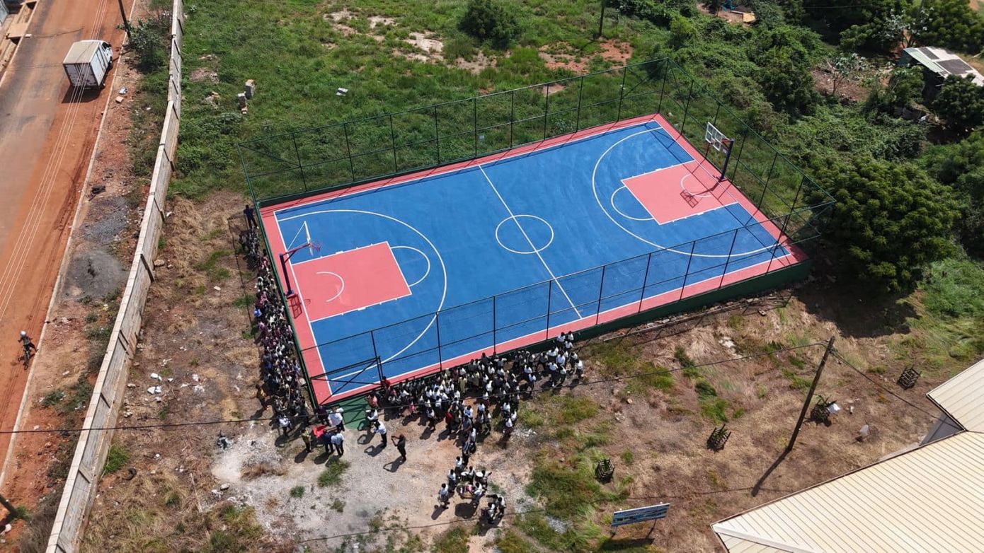 Ελληνικό σχολείο στην Γκάνα απέκτησε γήπεδο μπάσκετ με την ονομασία «Γιάννης Αντετοκούνμπο» – Η ανάρτηση του Νίκου Δένδια