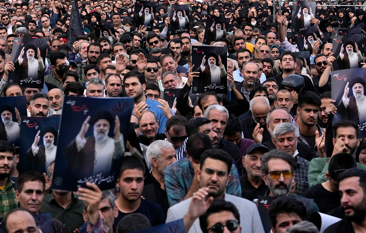 Πώς αντέδρασαν οι Ιρανοί στην είδηση του θανάτου του προέδρου Εμπραχίμ Ραϊσί – Ο θρήνος και οι πανηγυρισμοί