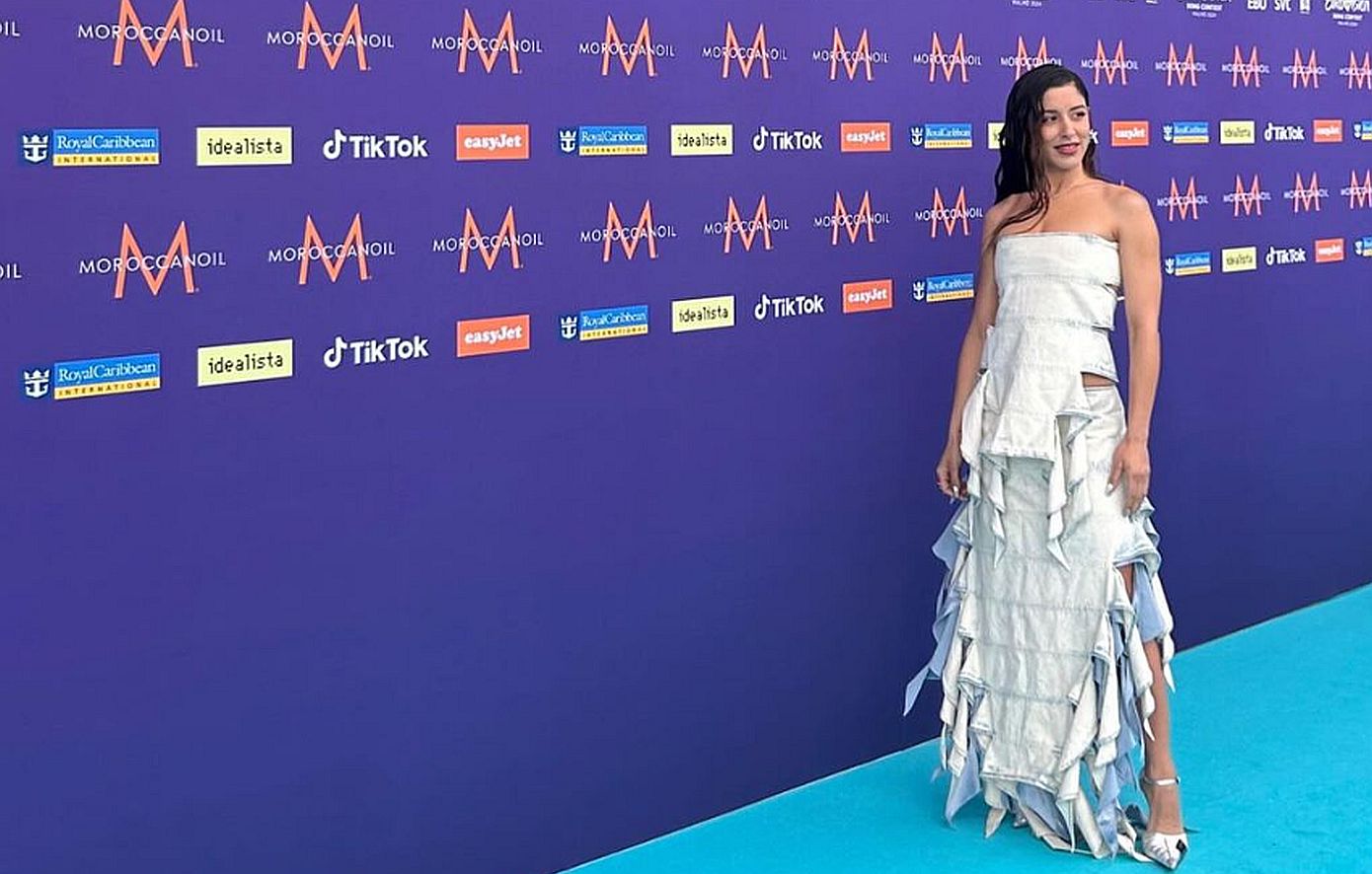 Απαστράπτουσα η Μαρίνα Σάττι στο Τιρκουάζ Χαλί της Eurovision: «Είναι σαν κατασκήνωση εδώ»