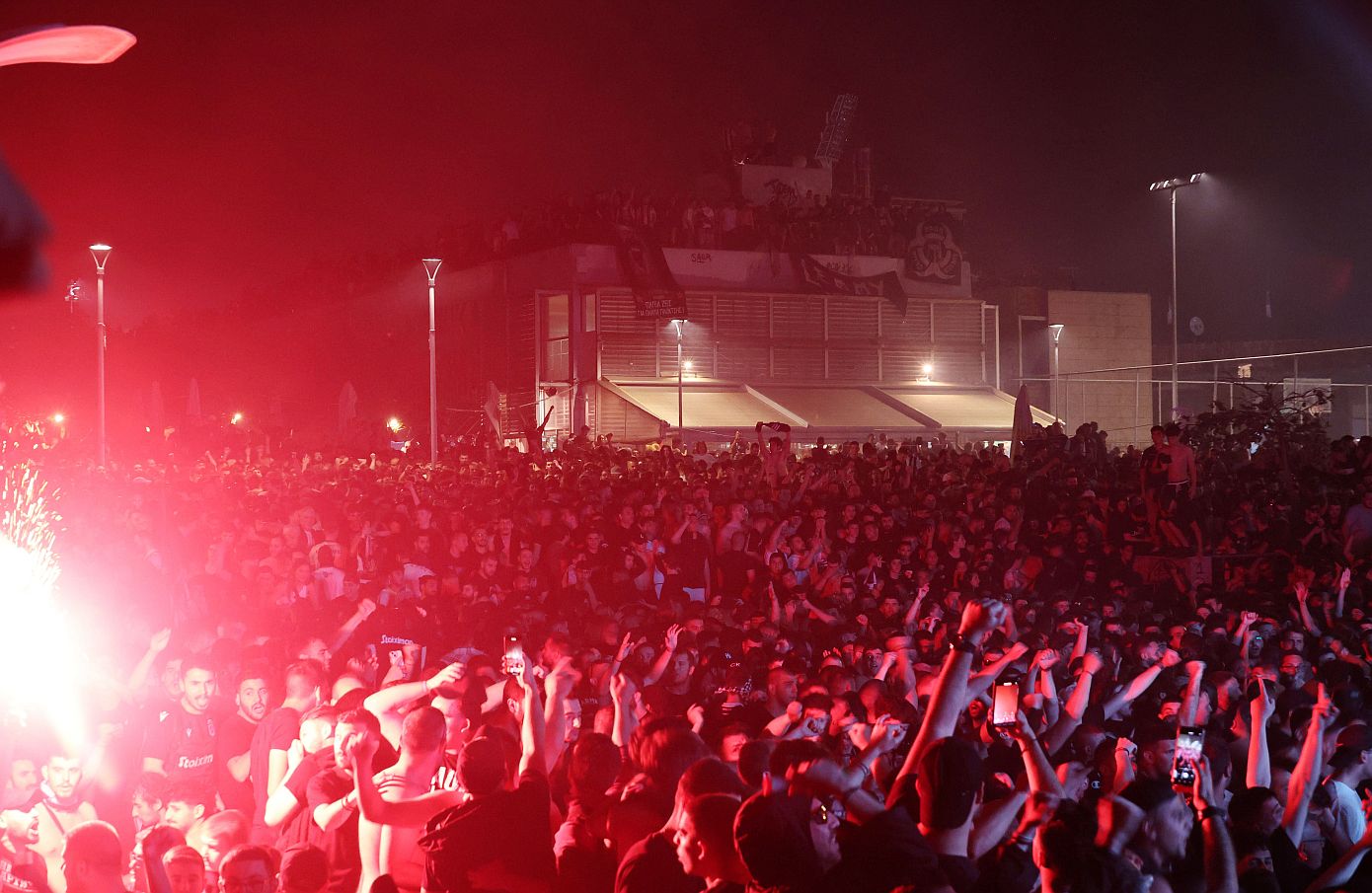 Φρενίτιδα στην Τούμπα για την κατάκτηση του πρωταθλήματος από τον ΠΑΟΚ – Χιλιάδες οπαδοί του Δικεφάλου πανηγυρίζουν