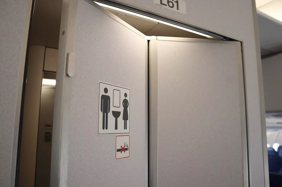 Τι κρύβεται στην πόρτα της τουαλέτας των αεροπλάνων – Δεν το έχεις σκεφτεί