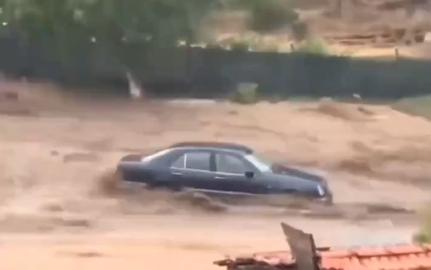 Ισχυρή καταιγίδα προκάλεσε πλημμύρες στην Άγκυρα – Πολλοί δρόμοι μετατράπηκαν σε λίμνες