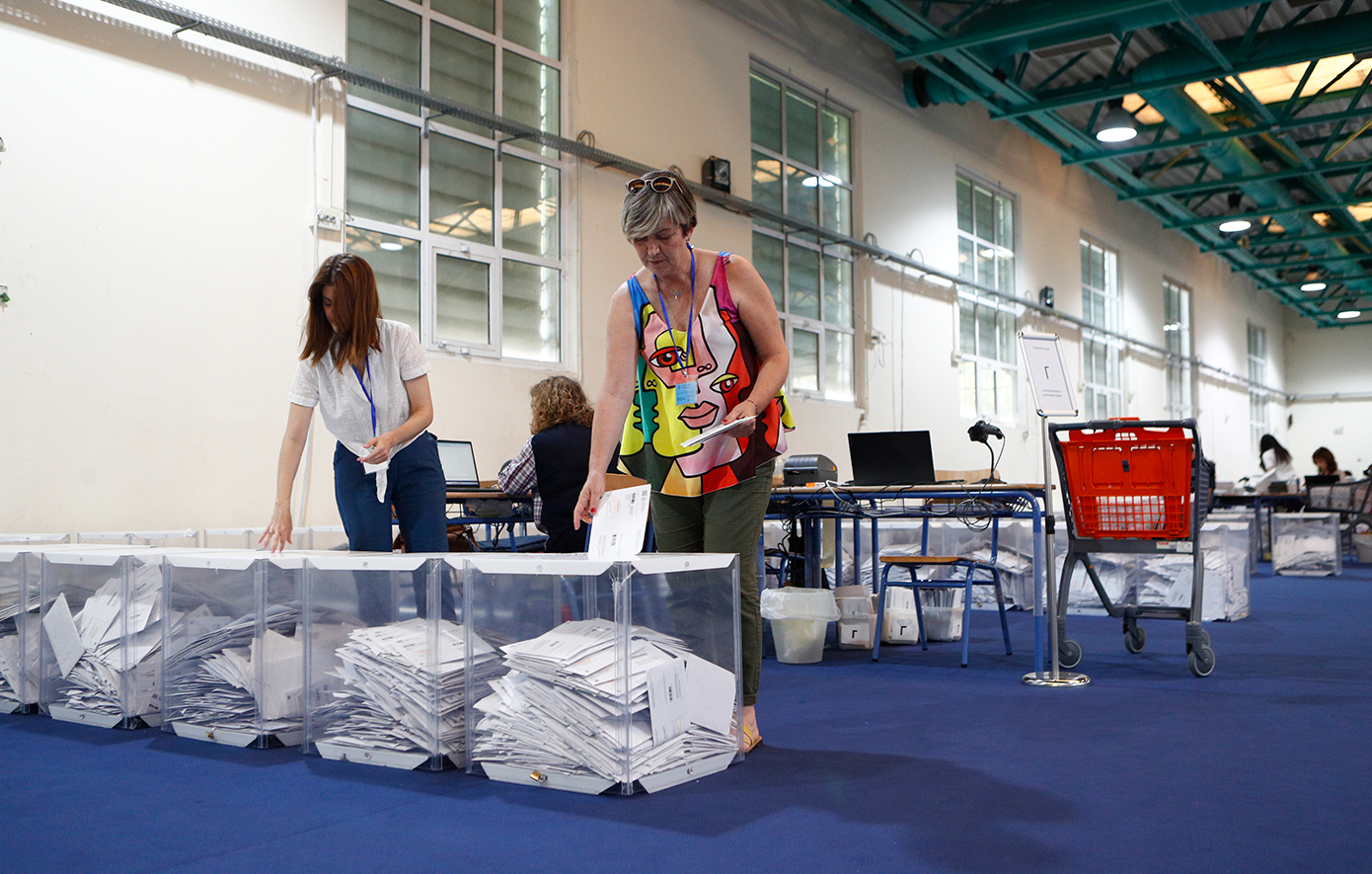 Ευρωεκλογές 2024: Σε εξέλιξη η διαλογή των επιστολικών ψήφων στο εκθεσιακό κέντρο Περιστερίου – Δείτε φωτογραφίες
