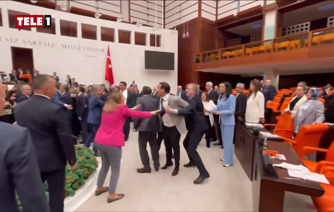 «Πιάστηκαν στα χέρια» στην τουρκική εθνοσυνέλευση – Δείτε βίντεο