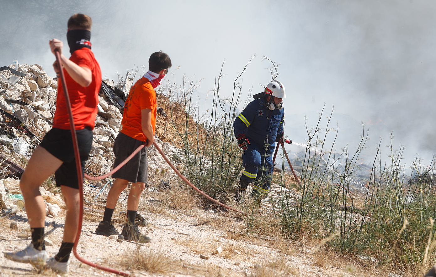 Μήνυμα από το 112 για τη φωτιά στη Σαλαμίνα – Ανετράπη πυροσβεστικό όχημα