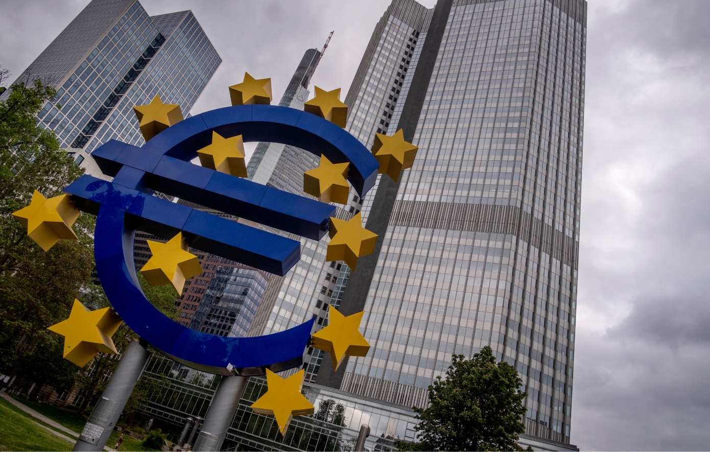 Νέες ρουκέτες από την ΕΚΤ: Δασμοί και οι εμπορικές εντάσεις απειλούν την ανάπτυξη και τον πληθωρισμό στην Ευρωζώνη