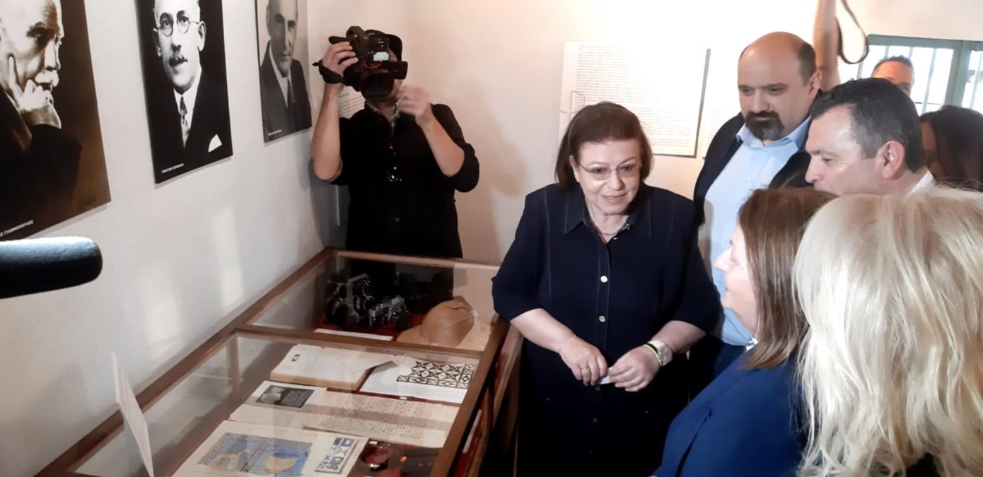 Τους αρχαιολογικούς χώρους των Φθιώτιδων Θηβών επισκέφθηκε η Λίνα Μενδώνη – Εγκαινίασε την έκθεση για τα 100 χρόνια ανασκαφών
