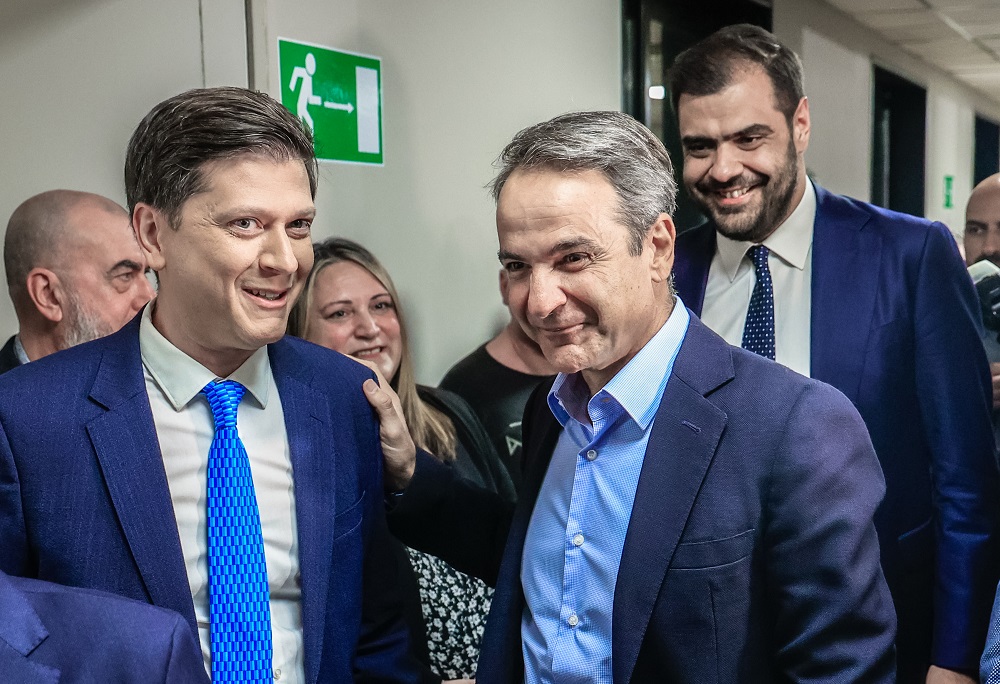 Η αντεπίθεση της κυβέρνησης φέρνει αποτελέσματα, η συμβολική επίσκεψη στην ΕΡΤ, τι δείχνει η γυάλα για τον Τσίπρα και το σενάριο της διάσπασης