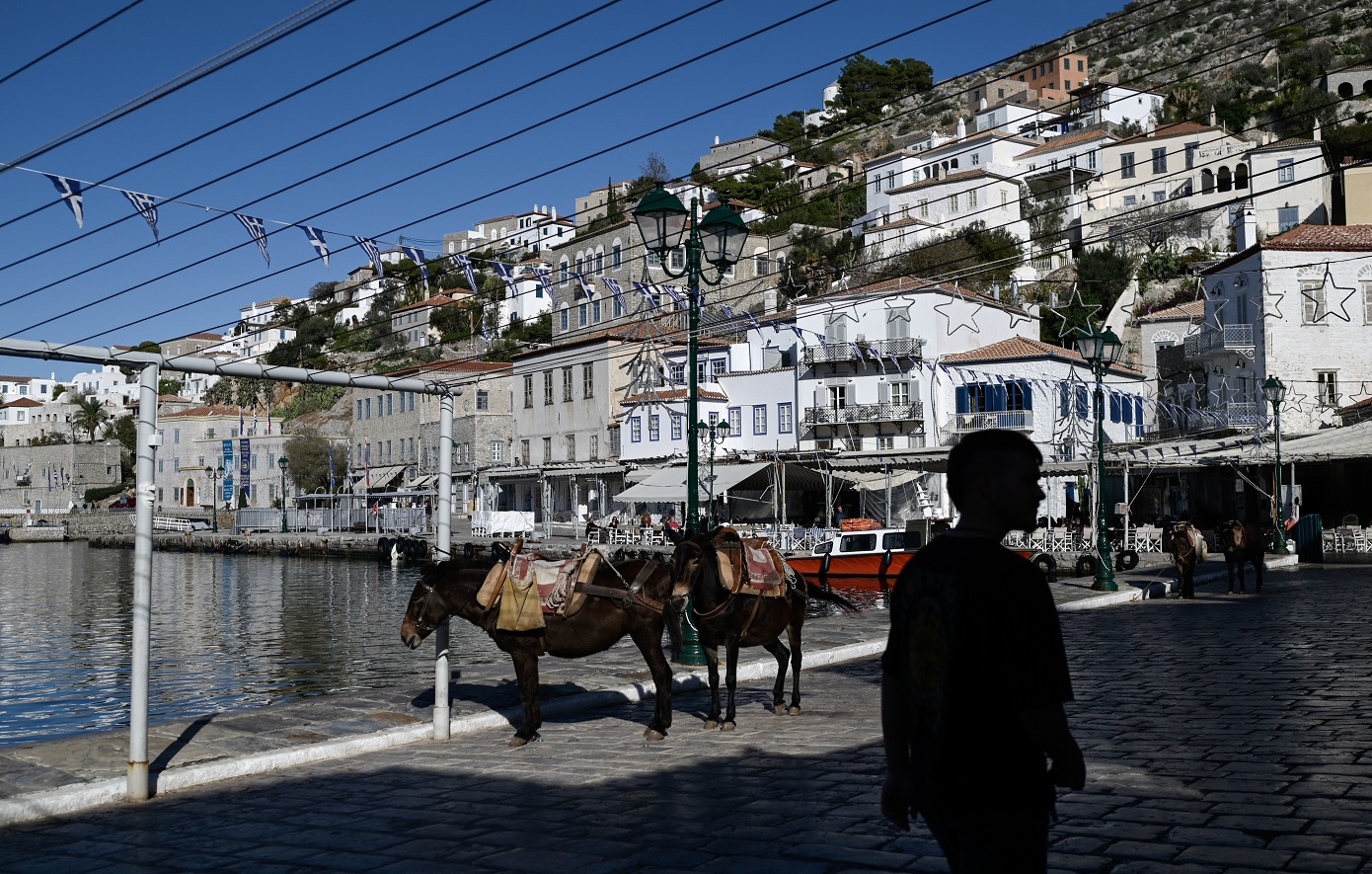 Μειώνονται οι εξαιρέσεις από την απαγόρευση κυκλοφορίας τροχοφόρων σε Ύδρα – Σπέτσες: Οι αποφάσεις της κυβερνητικής σύσκεψης