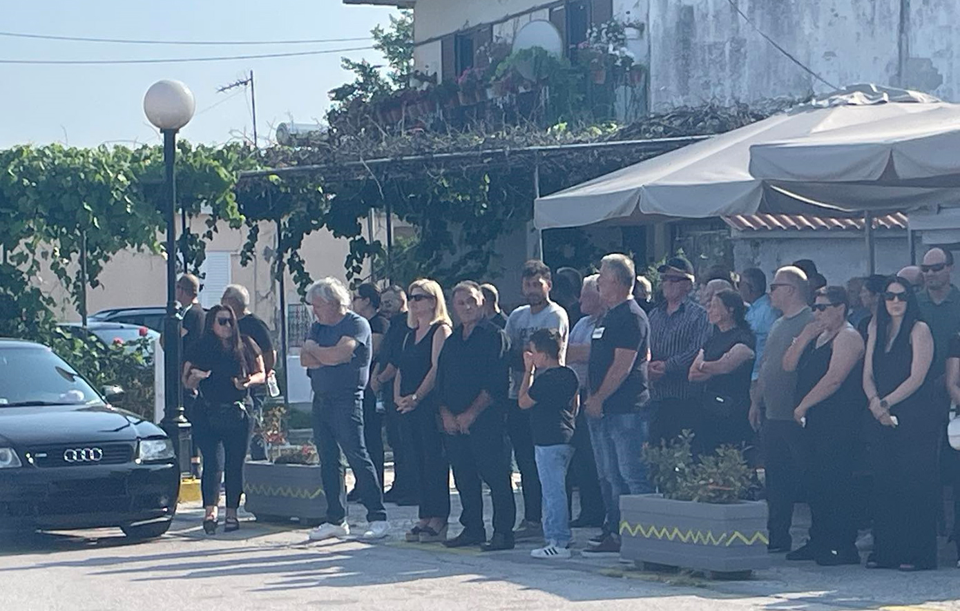 Θρήνος στην κηδεία του 14χρονου Σπύρου που πνίγηκε στον Άραχθο για να σώσει τον φίλο του – «Ψηλά το κεφάλι» φώναζε ο πατέρας του