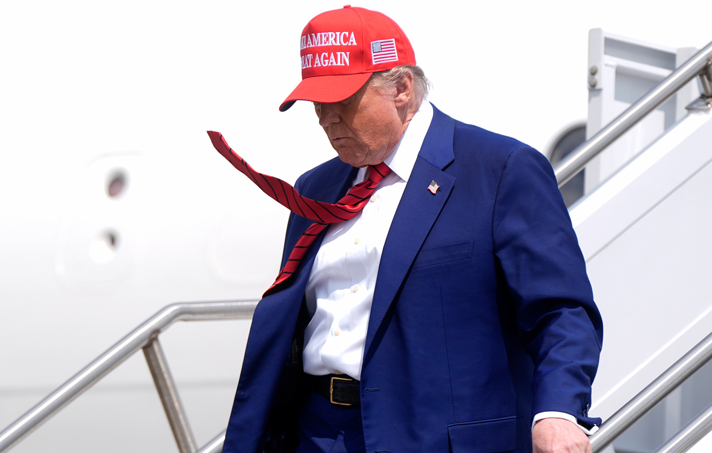 Ο Τραμπ λέει πως απέτρεψε έναν πιθανό πόλεμο Ινδίας-Πακιστάν απειλώντας τις δύο χώρες με την επιβολή δασμών 250%